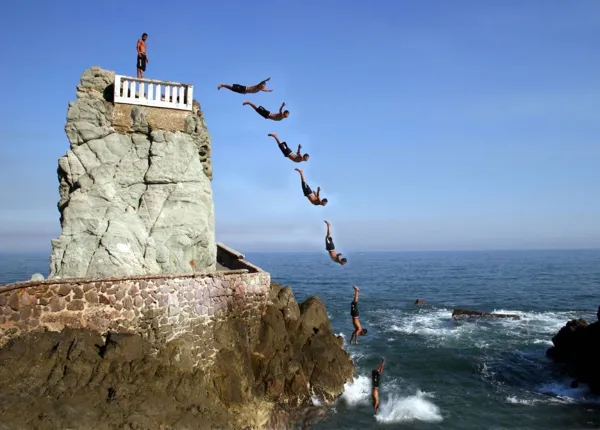 Mazatlan diver (Flickr)