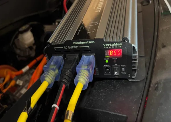 Three extension cords plugged into a windynation inverter, with "850" showing on a red LED display.